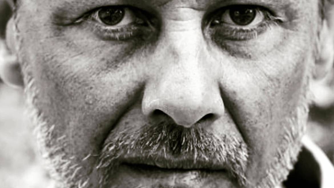 Tutti uguali, verso il basso